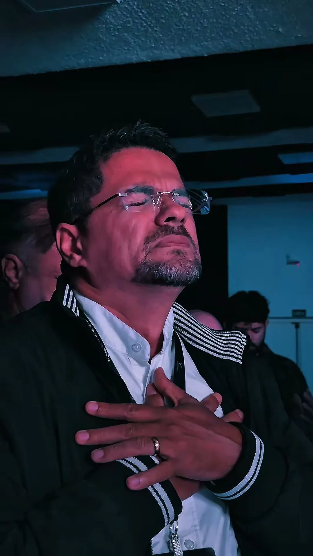 Homem em adoração com as mãos sobre o peito