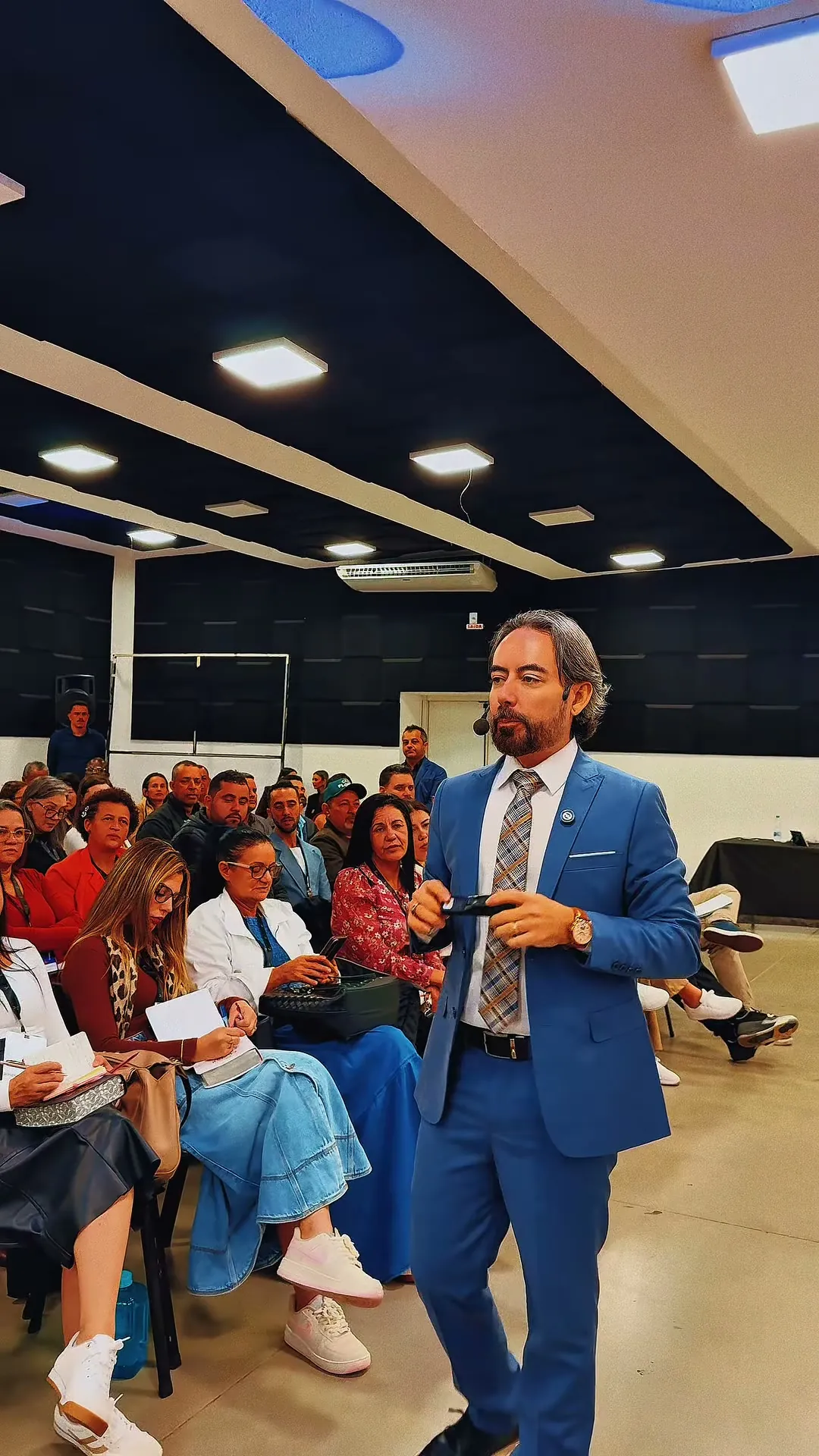 Ap. Ricardo Costa ensinando entre os participantes de um encontro