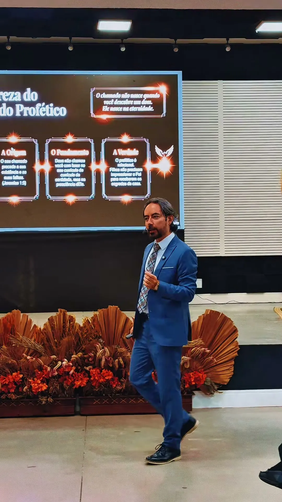 Ap. Ricardo Costa ensinando no palco diante de um telão