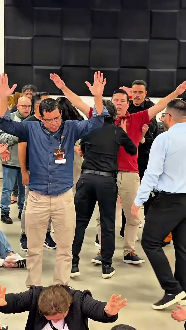 Igreja com as mãos levantadas durante a ministração