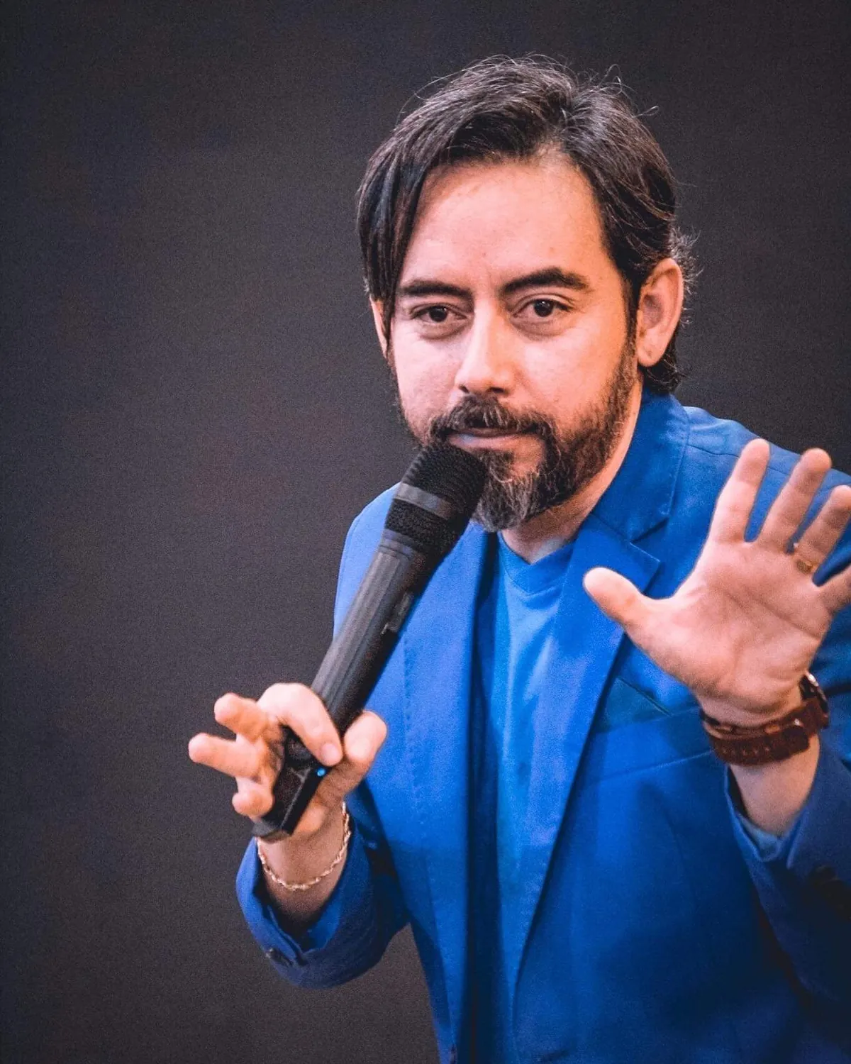 Ap. Ricardo Costa pregando com o microfone