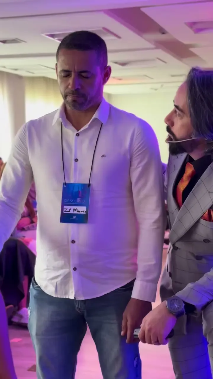 Ap. Ricardo Costa orando com um participante durante um encontro de formação