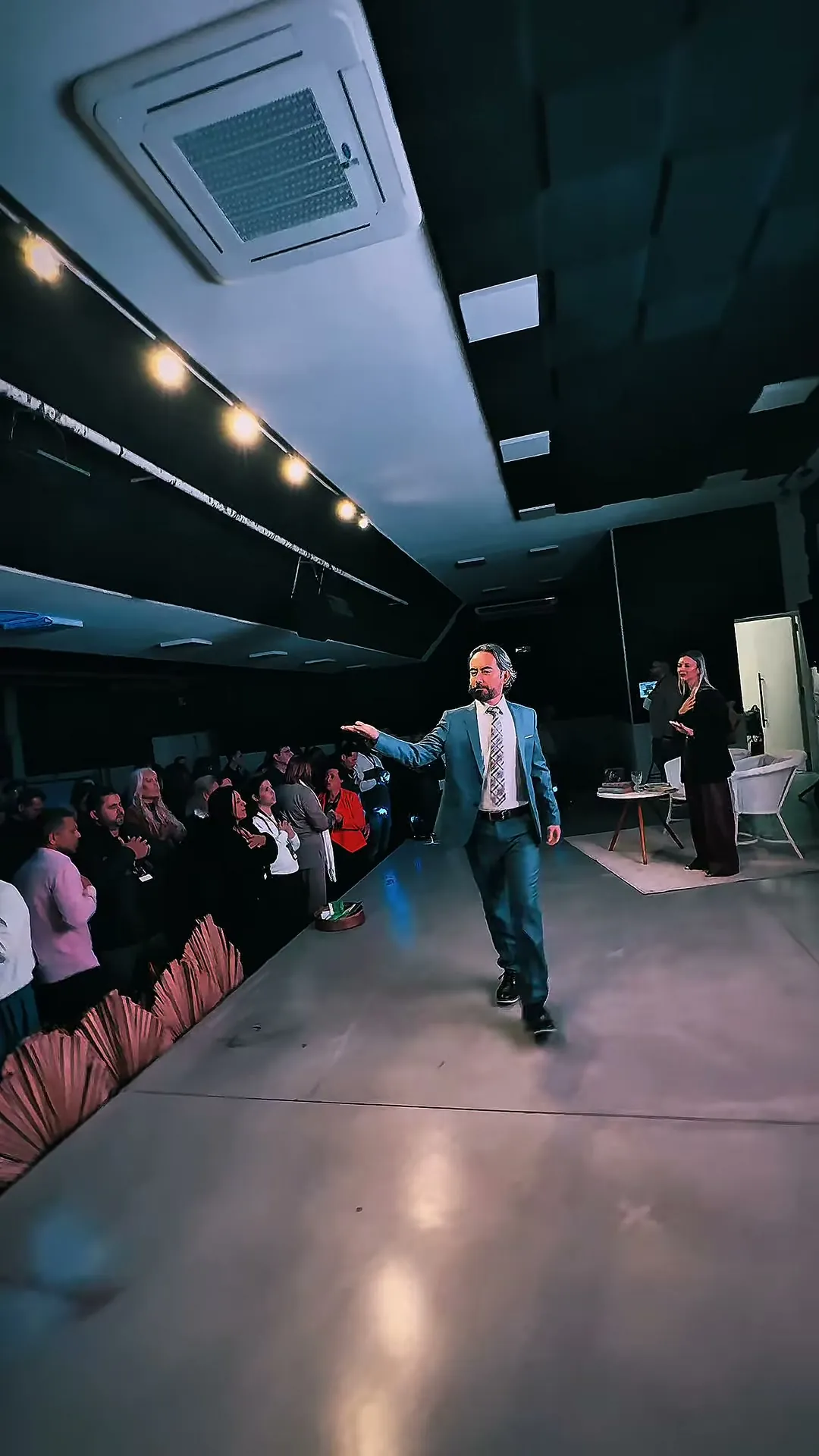 Ap. Ricardo Costa no palco diante da igreja